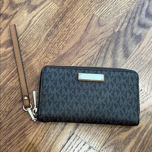 Michael Kors Jet Set Signature Logo Smartphone Wristlet